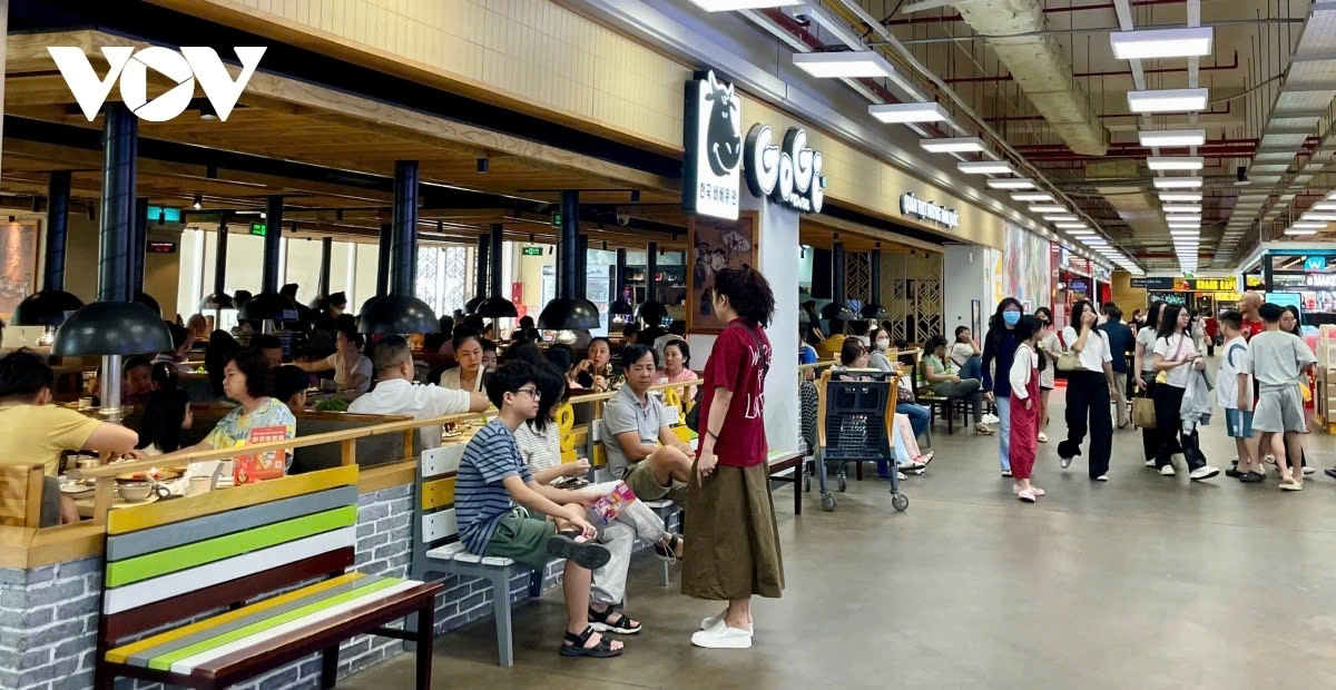 shopping malls crowded with tet holidaymakers, prices remain unchanged picture 2