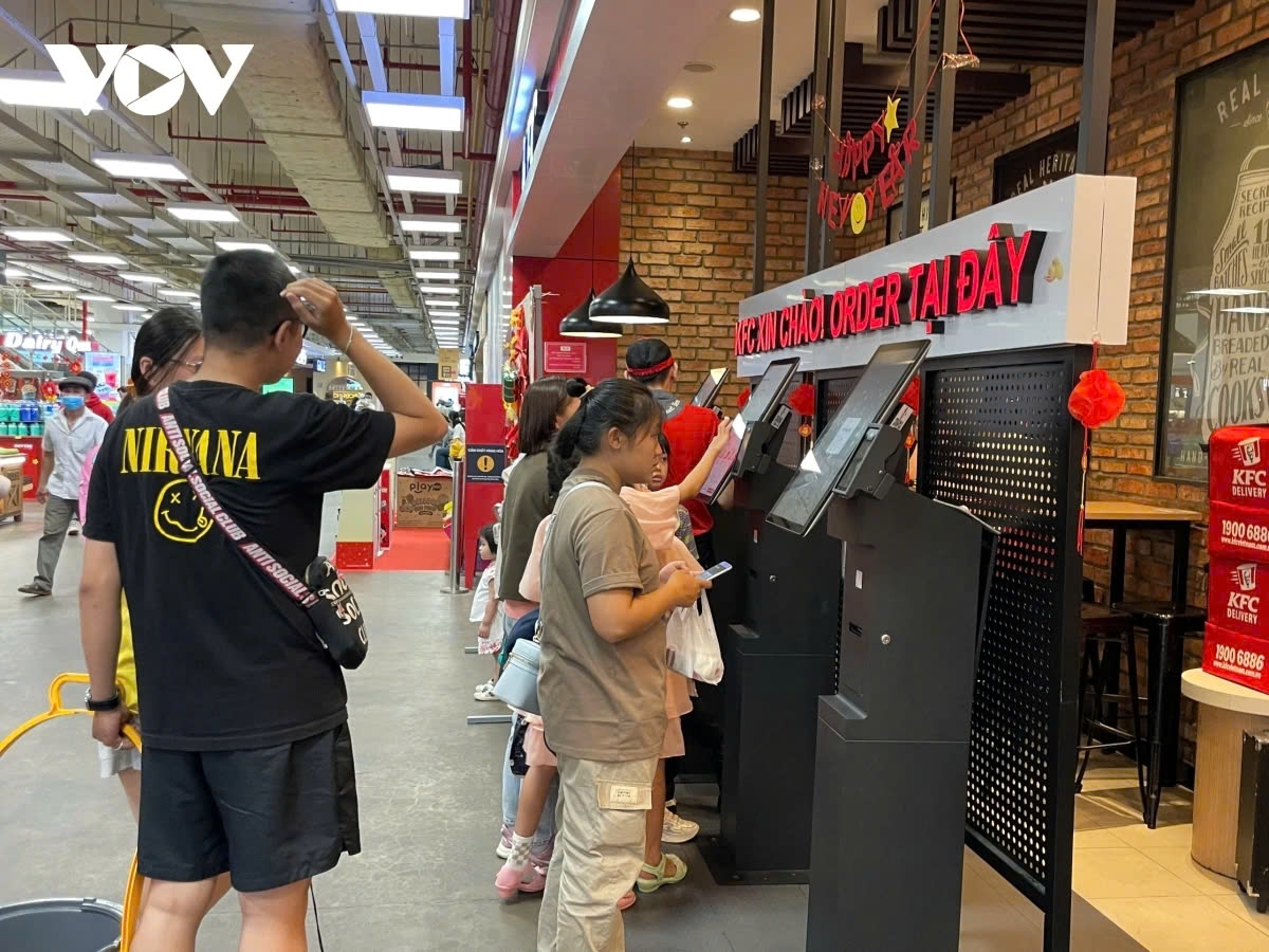 shopping malls crowded with tet holidaymakers, prices remain unchanged picture 3