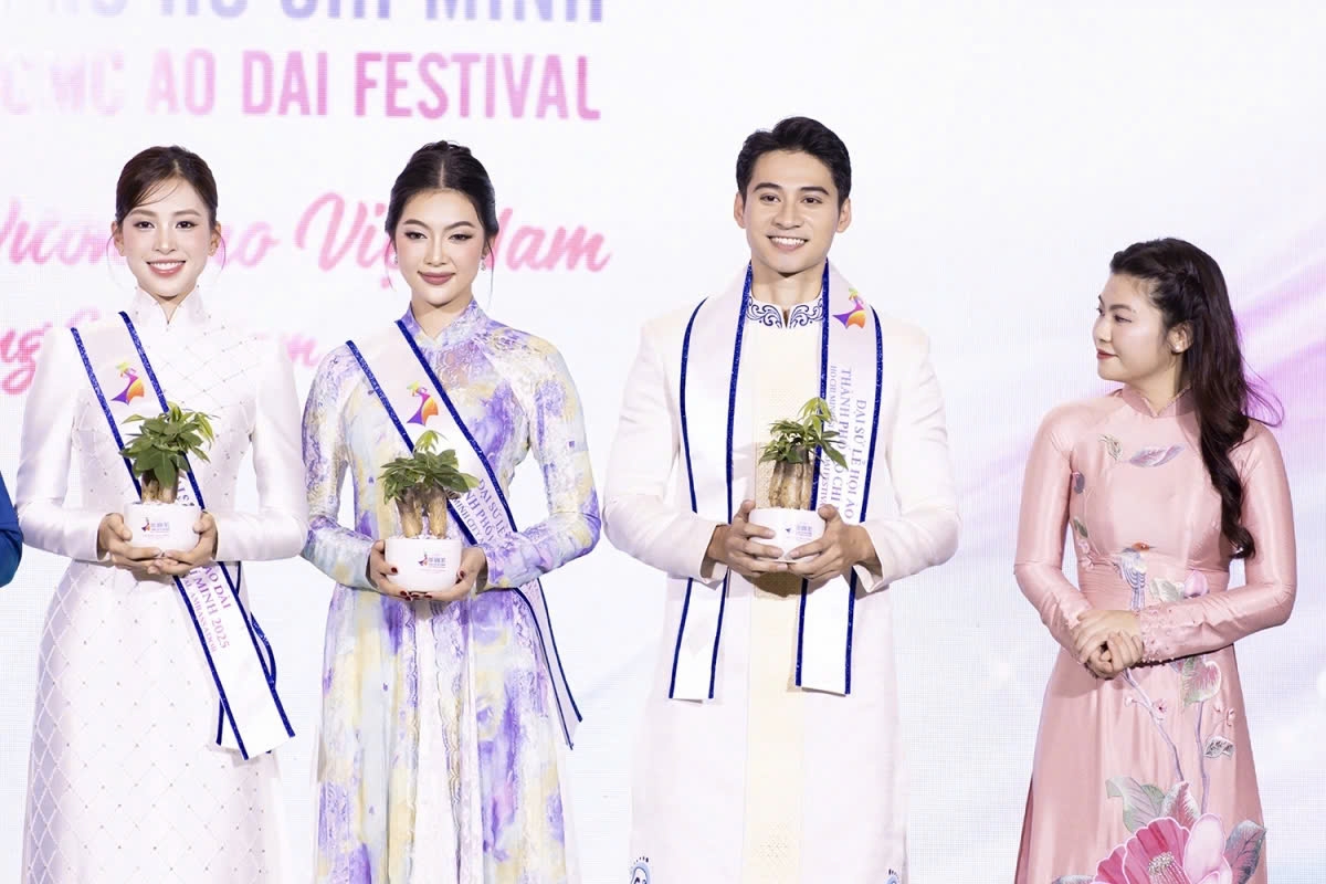 ambassadors selected to honour traditional vietnamese costume Áo dài picture 4 ambassadors selected to honour traditional vietnamese costume Ao dai picture 4