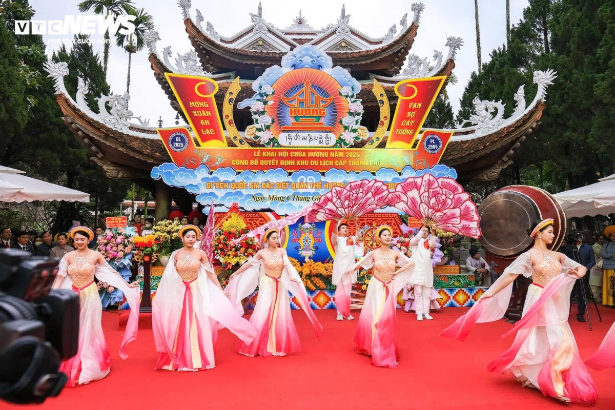 pilgrims brave rain and cold to join perfume pagoda festival picture 4 pilgrims brave rain and cold to join perfume pagoda festival picture 4