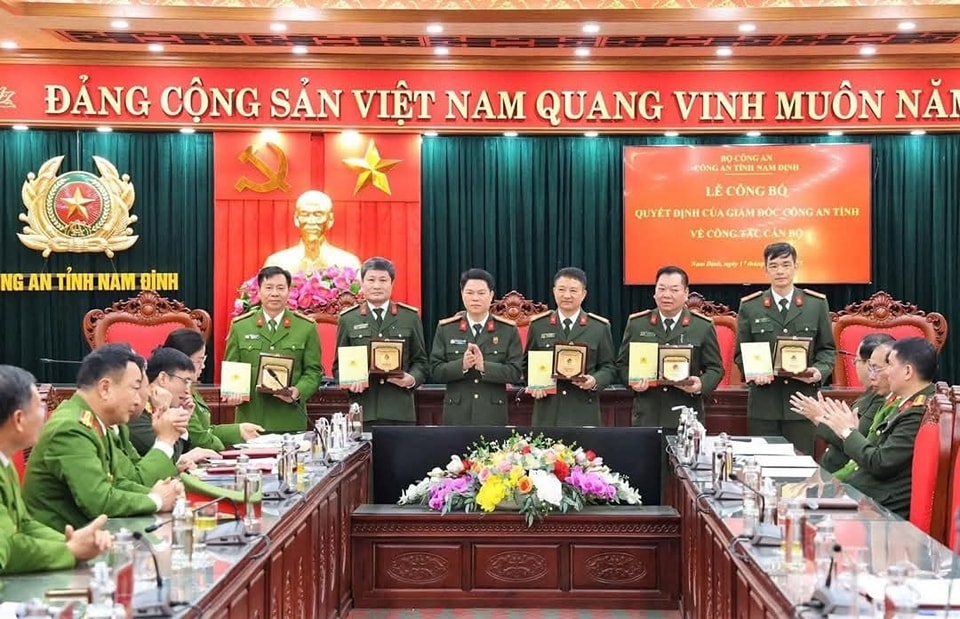 13 lanh dao cong an cap huyen, phong o nam Dinh tu nguyen xin nghi truoc tuoi hinh anh 2