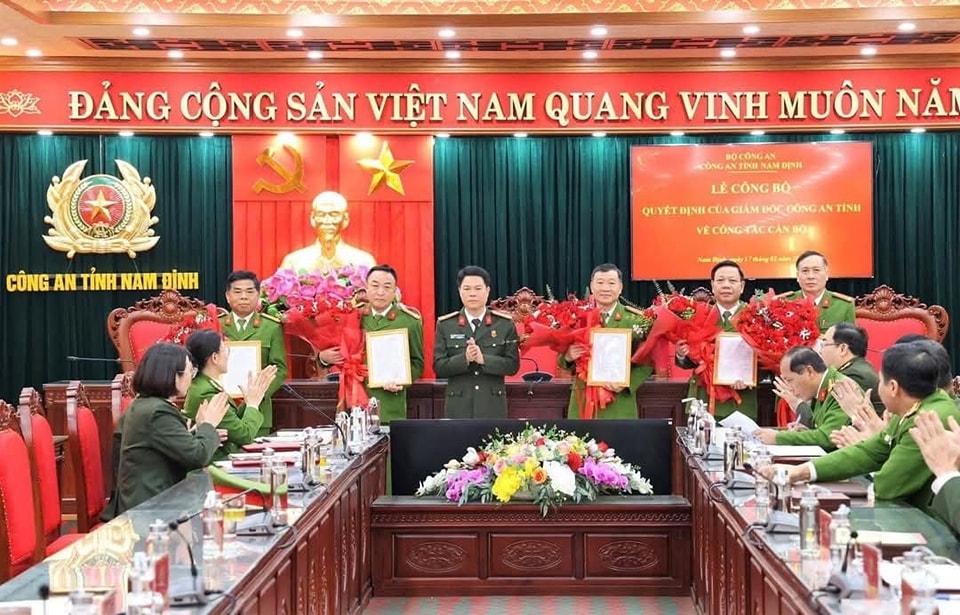 13 lanh dao cong an cap huyen, phong o nam Dinh tu nguyen xin nghi truoc tuoi hinh anh 1