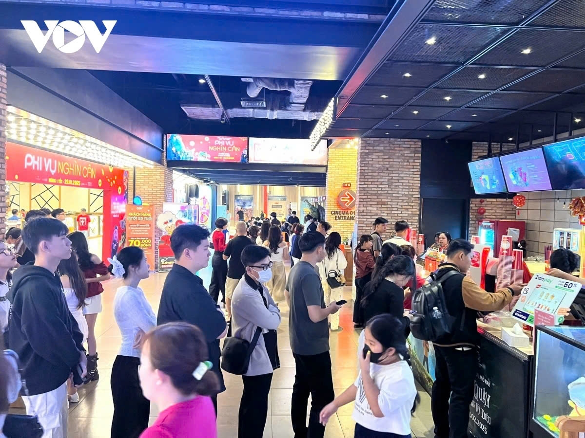 shopping malls crowded with tet holidaymakers, prices remain unchanged picture 5
