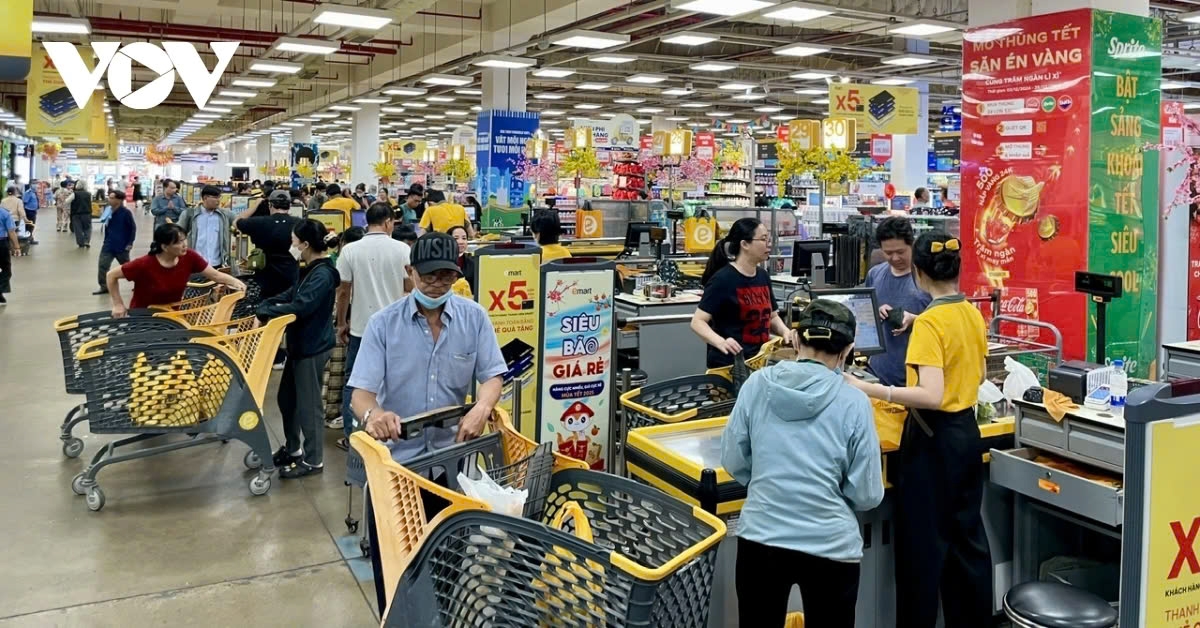 shopping malls crowded with tet holidaymakers, prices remain unchanged picture 7