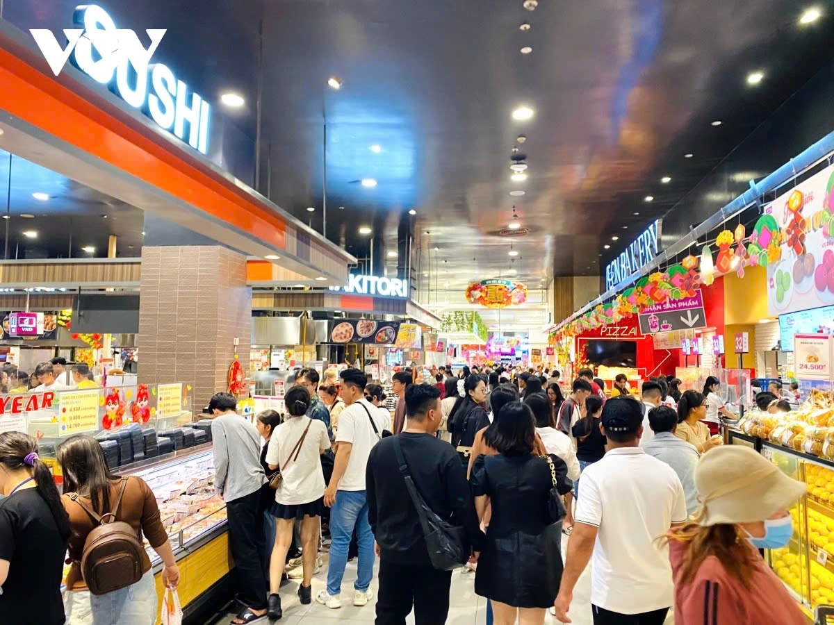 shopping malls crowded with tet holidaymakers, prices remain unchanged picture 8