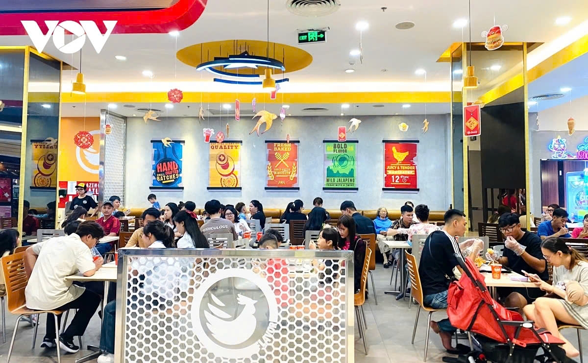 shopping malls crowded with tet holidaymakers, prices remain unchanged picture 9