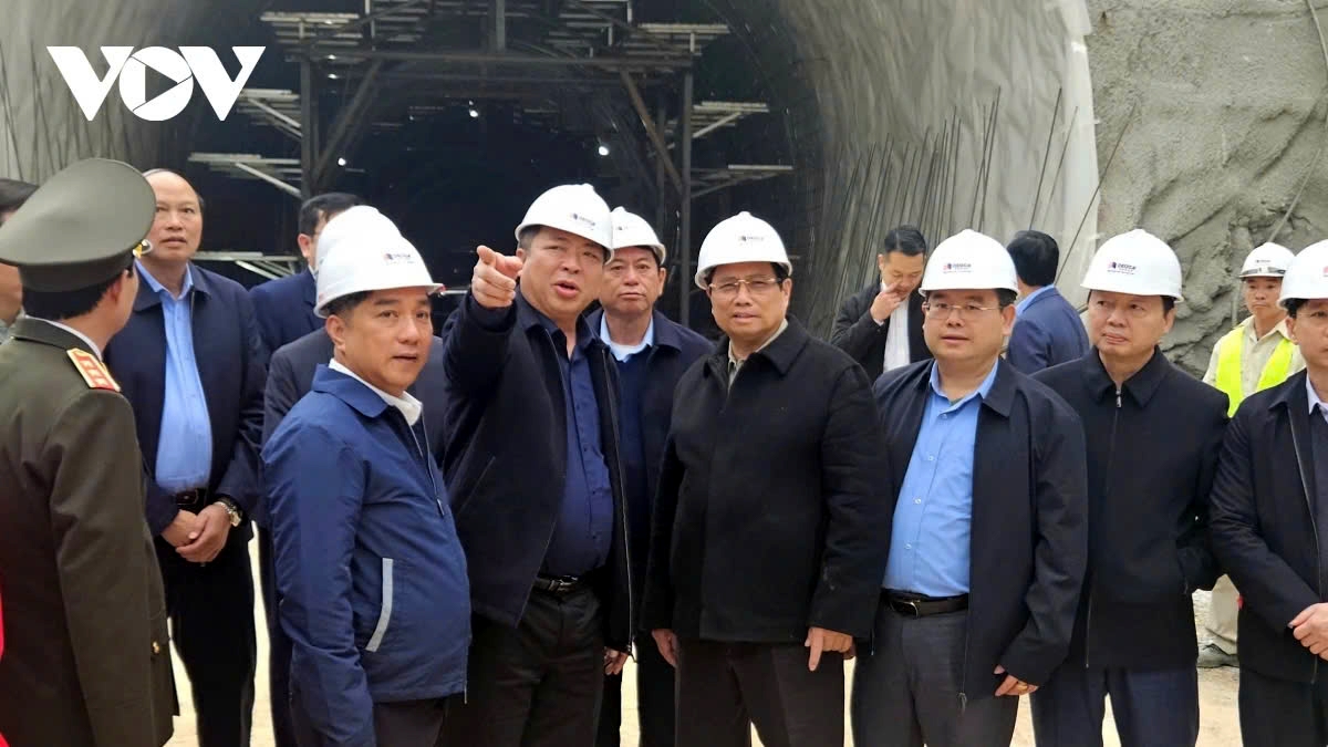 gov t leader inspects cao bang tra linh expressway construction progress picture 1