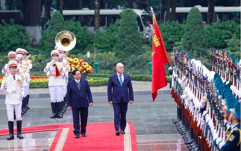 pm chinh hosts welcome ceremony for new zealand counterpart in hanoi picture 2