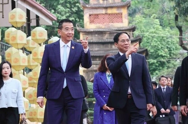 Vietnamese, Thai officials visit Thang Long Imperial Citadel