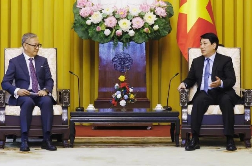 Vietnamese State President hosts Lao foreign minister