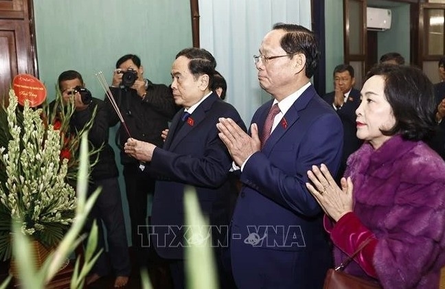 na chairman pays tribute to president ho chi minh at house 67 picture 1