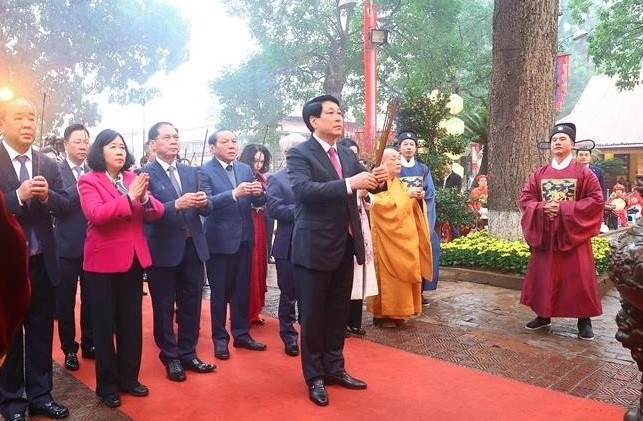 State leader offers incense to kings at Thang Long Imperial Citadel