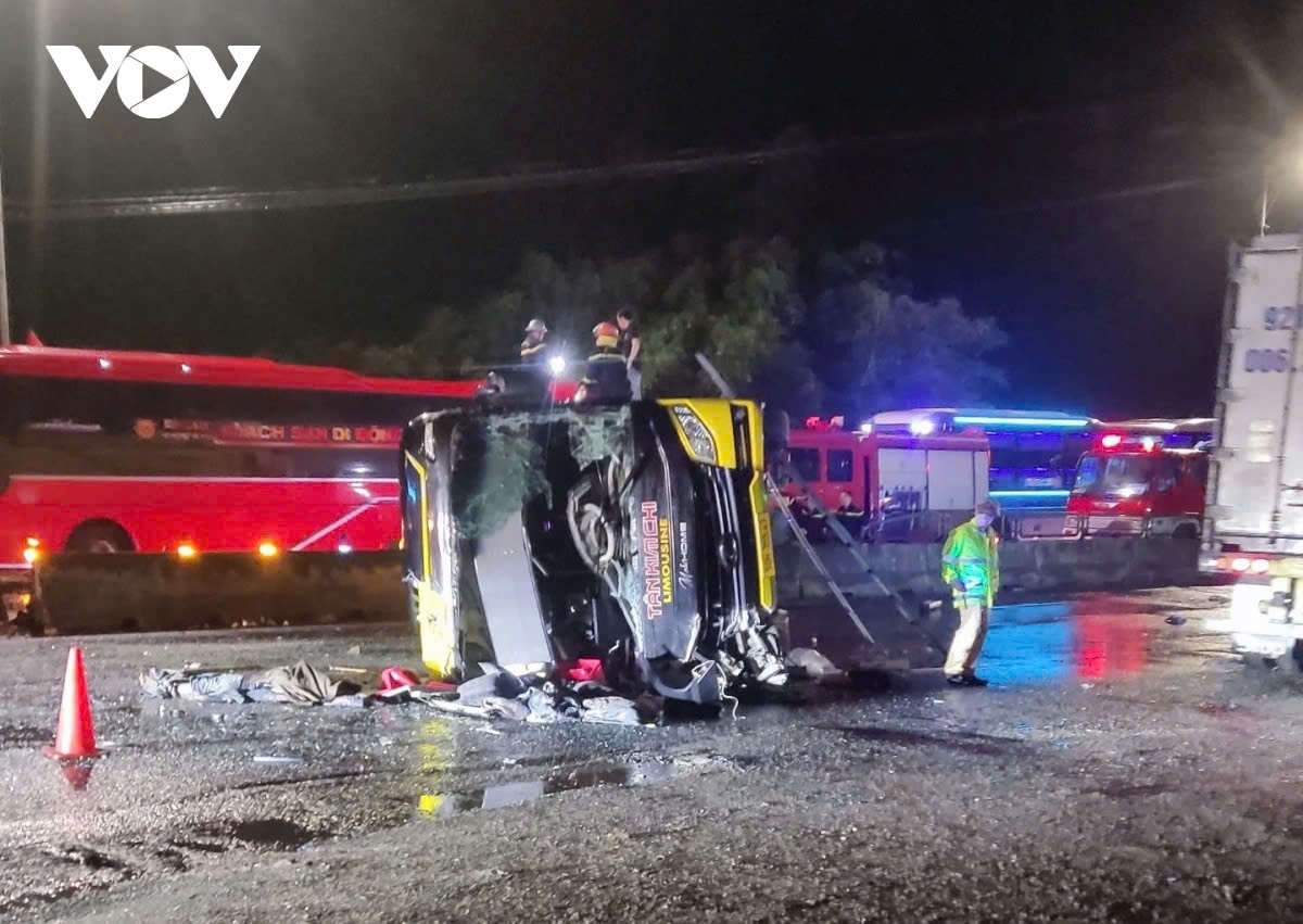 three killed and many injured after sleeper bus overturns in central vietnam picture 1