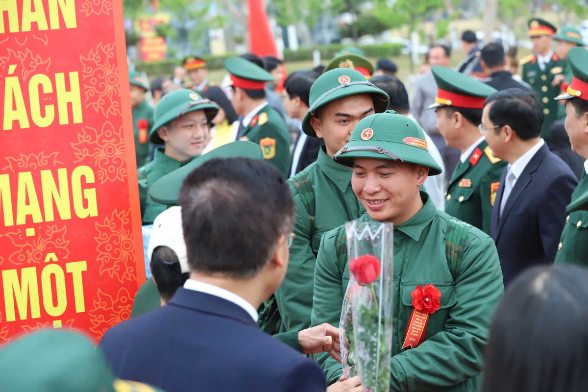 Hàng nghìn công dân ở Lào Cai, Sơn La hăng hái lên đường nhập ngũ