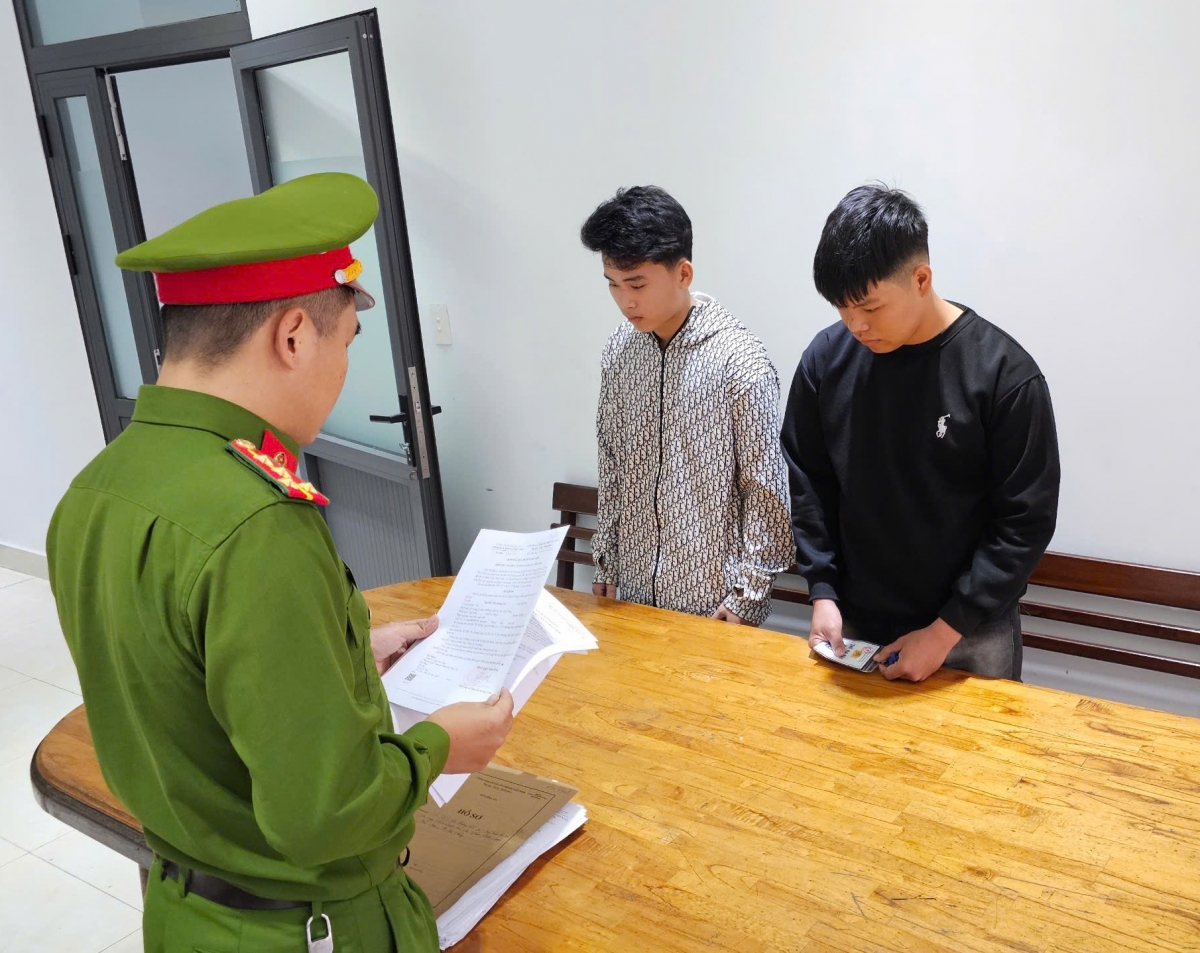 Mâu thuẫn vì cho rằng bị "nhìn đểu", 2 đối tượng bị khởi tố