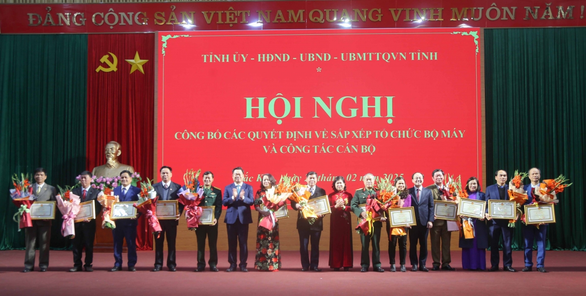 Bắc Kạn công bố Quyết định sắp xếp tổ chức bộ máy và công tác cán bộ