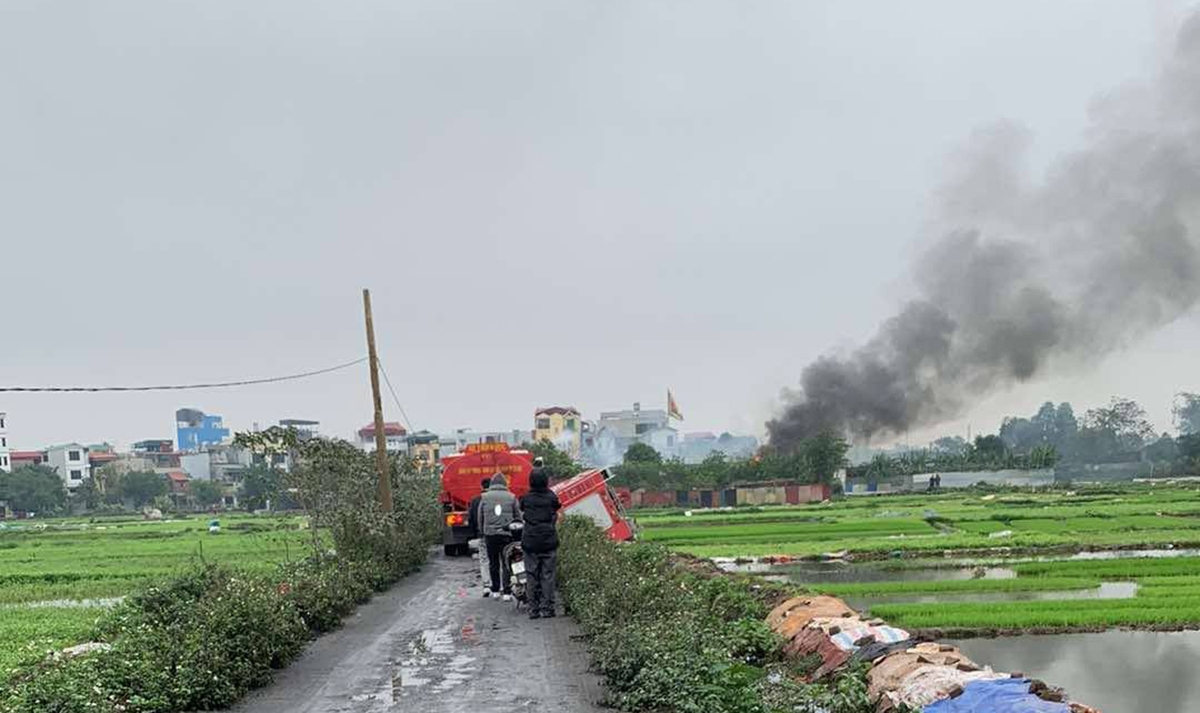 cháy ngùn ngụt tại xưởng cơ khí ở thanh trì, hà nội hình ảnh 2 chay ngun ngut tai xuong co khi o thanh tri, ha noi hinh anh 2