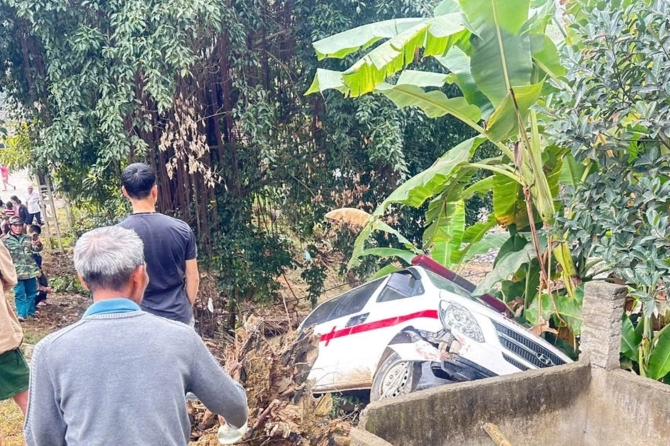 Xe cấp cứu gặp tại nạn khi đang chở thi thể nữ sinh