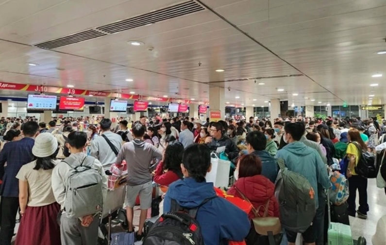 Major airports welcome huge numbers of passengers on Tet last day