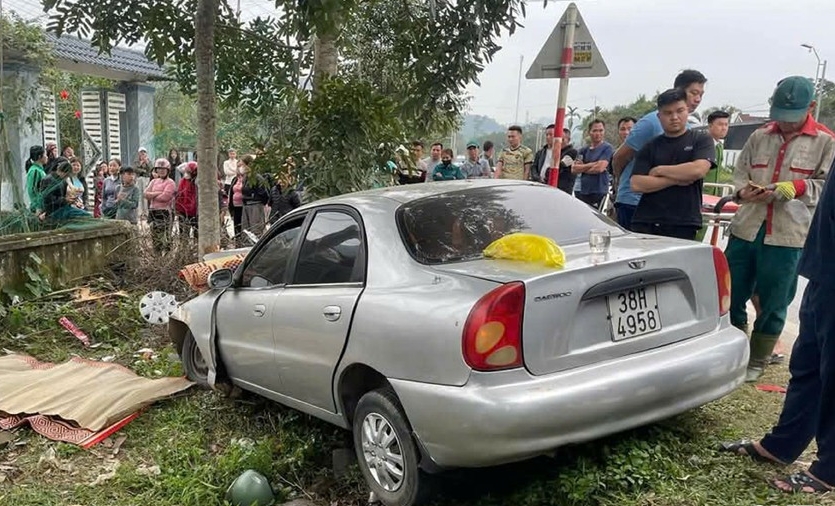 Ô tô mất lái tông xe máy, 2 người tử vong