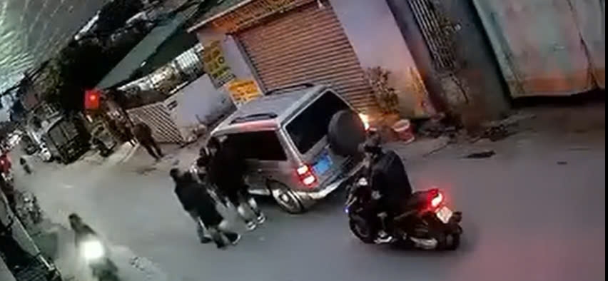 Đậu xe ô tô biển xanh trước ki ốt, lái xe và chủ nhà xảy ra xô xát