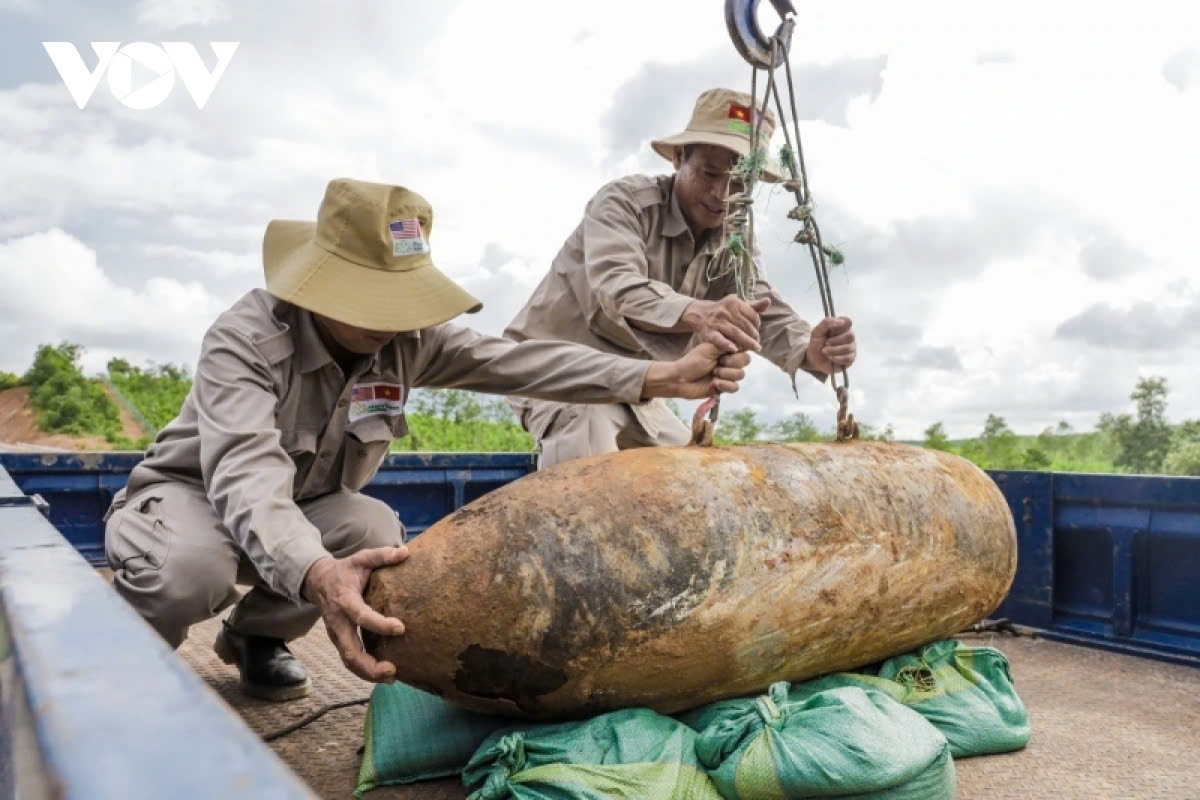 mine clearance workers halt operations in war-torn quang tri province picture 1