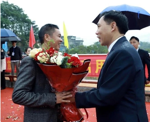 hoanh mo dongzhong border gate pair opens for tourists, border residents picture 1