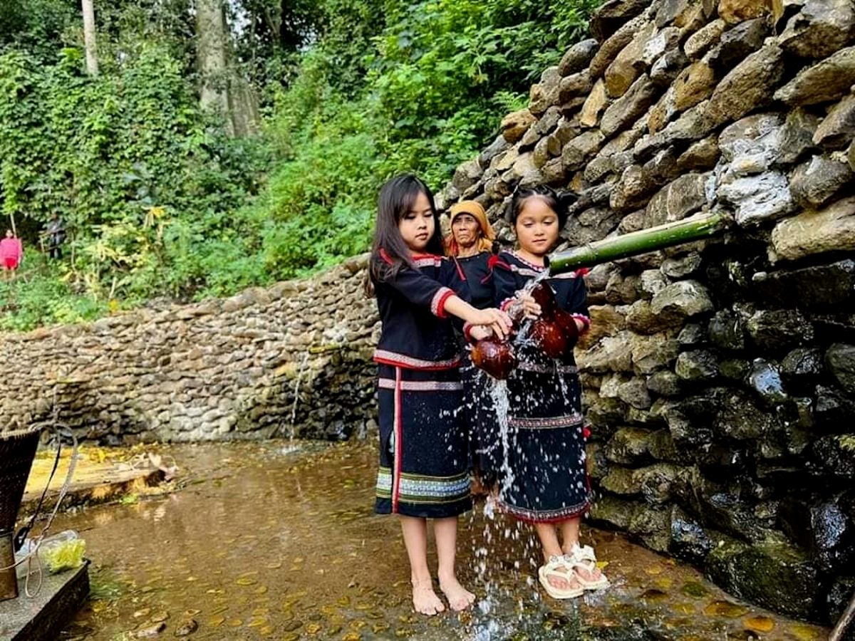 Đón khách về buôn du lịch cộng đồng người Ê Đê tại Đắk Lắk
