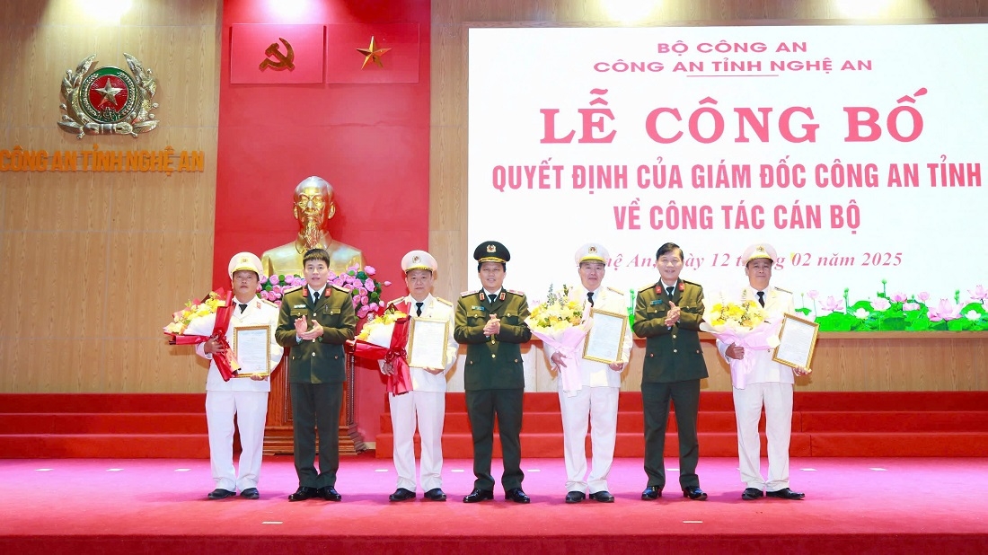 13 lanh dao cong an cap phong va cap huyen o nghe an nghi truoc han tuoi hinh anh 3