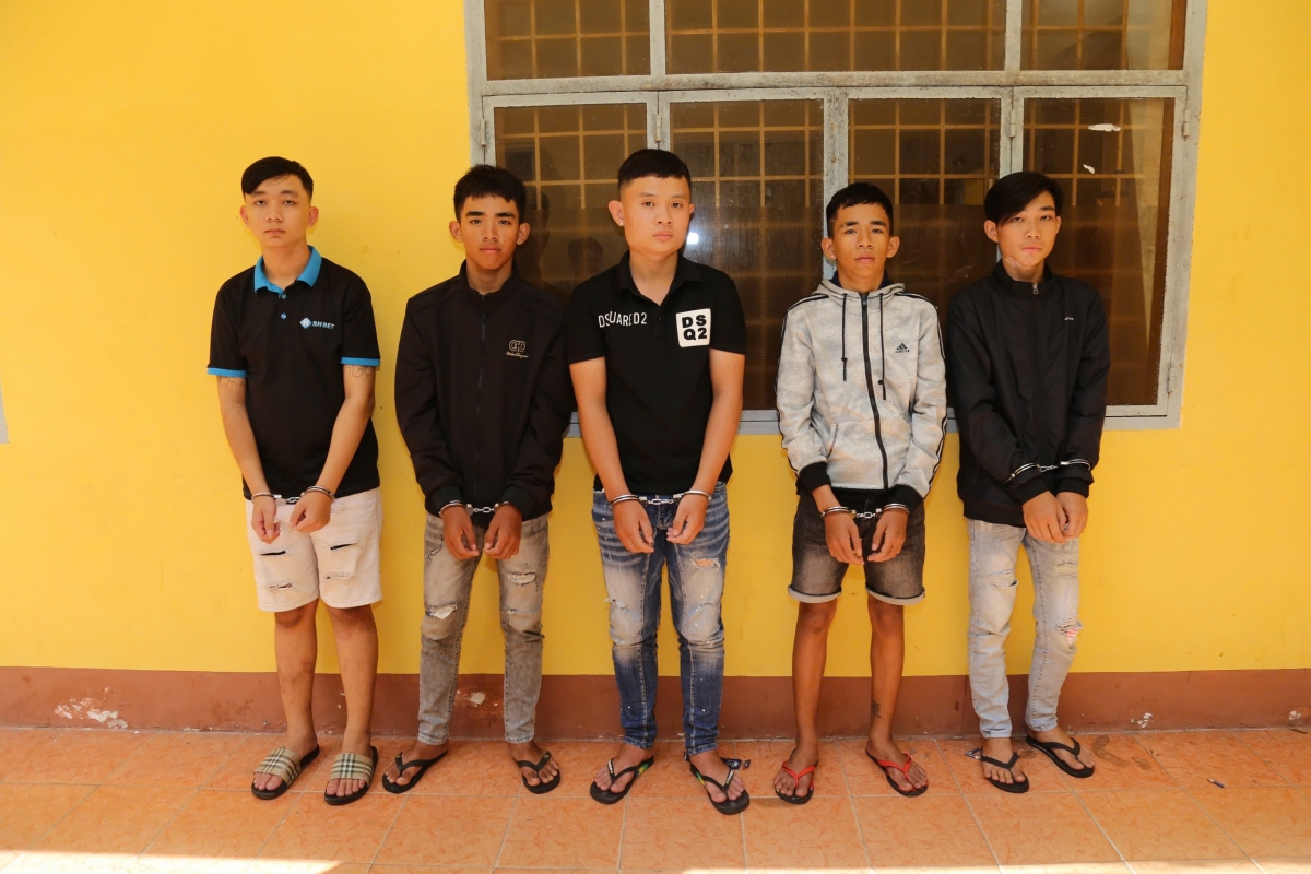 Bắt nhóm đối tượng mang dao chặn xe trên đường để cướp tài sản