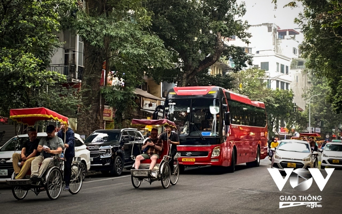 Từ 1/3 cấm xe trên 16 chỗ vào phố cổ: Hà Nội sẵn sàng chưa?