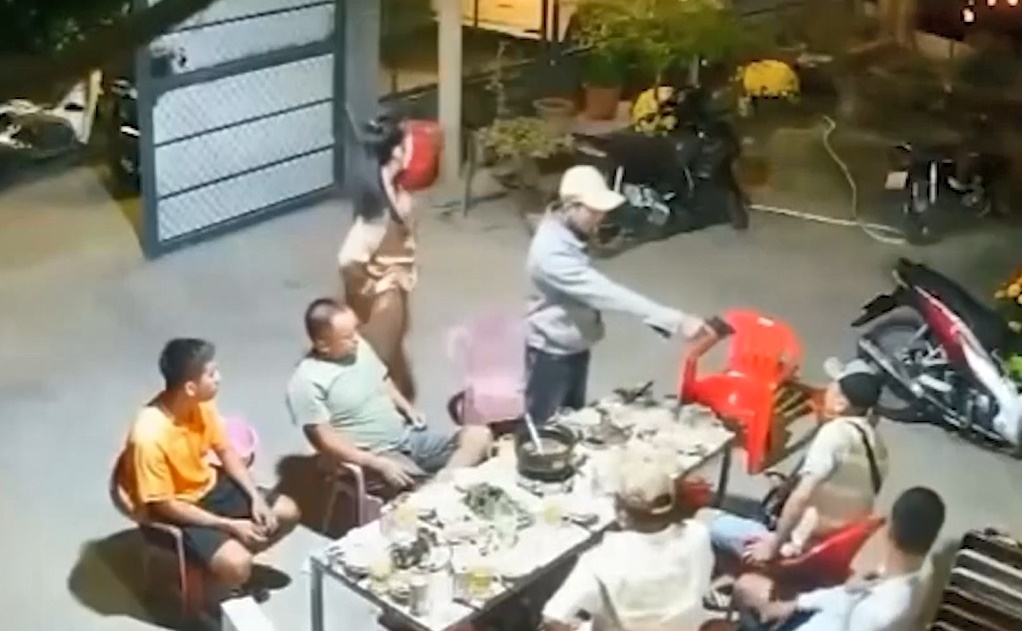 Nóng 24h: Uống rượu say, nổ súng trên bàn nhậu ở Bến Tre