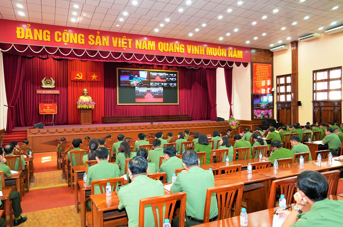 13 can bo cong an tinh hau giang xin nghi huu truoc tuoi hinh anh 1