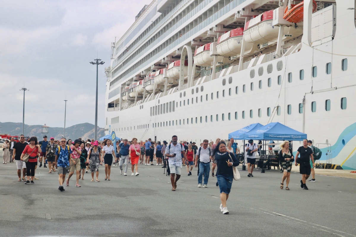 luxury cruise ship norwegian spirit brings 1,900 tourists to khanh hoa picture 1