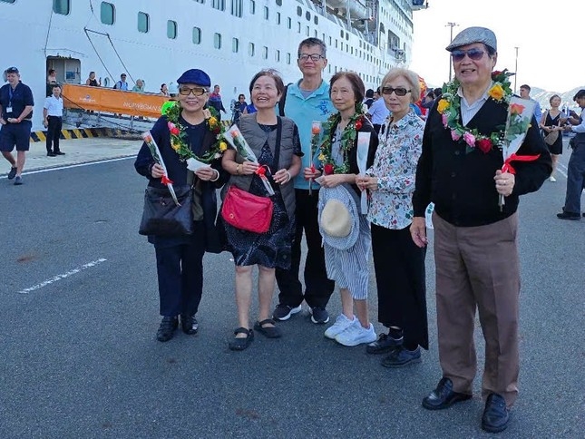 khanh hoa welcomes luxury cruise ship carrying 1,900 passengers picture 1