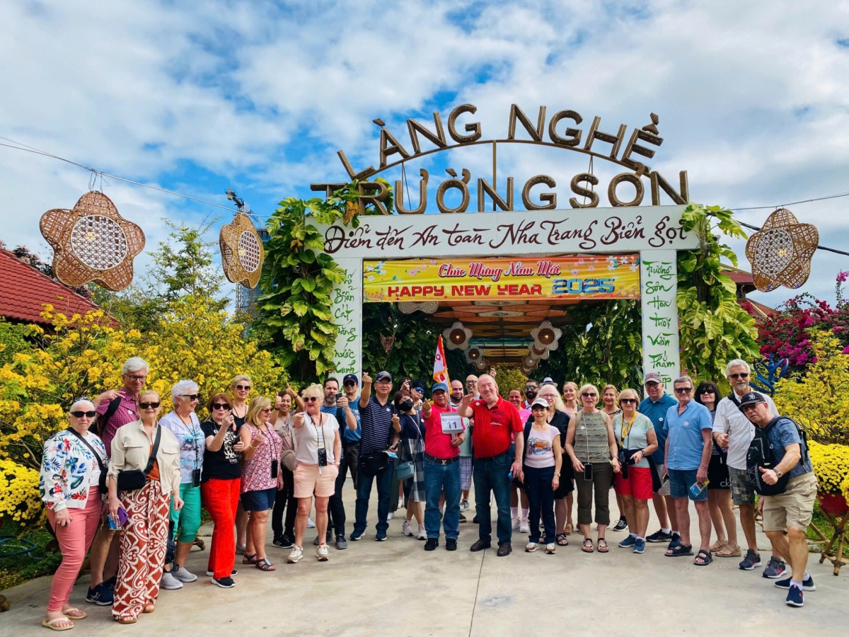 two cruise ships bring nearly 2,900 foreign tourists to khanh hoa picture 1