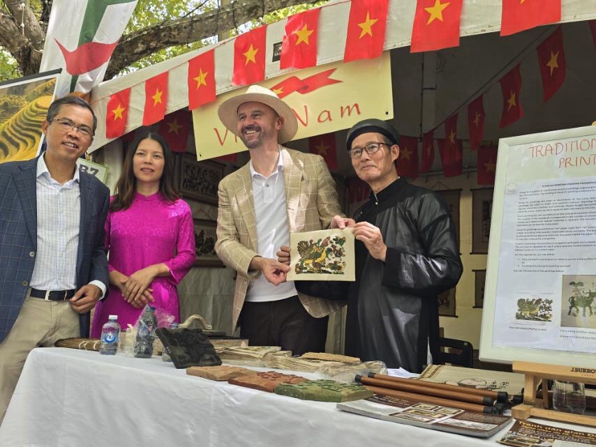 quan họ bắc ninh và tranh Đông hồ được giới thiệu tại lễ hội đa văn hóa canberra hình ảnh 2 quan ho bac ninh va tranh Dong ho duoc gioi thieu tai le hoi da van hoa canberra hinh anh 2
