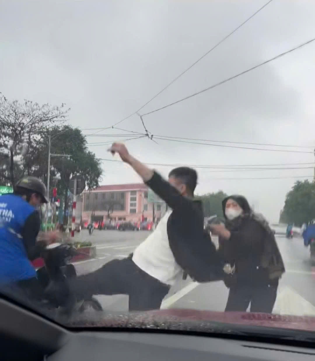 Công an vào cuộc vụ nam sinh bị đánh giữa đường