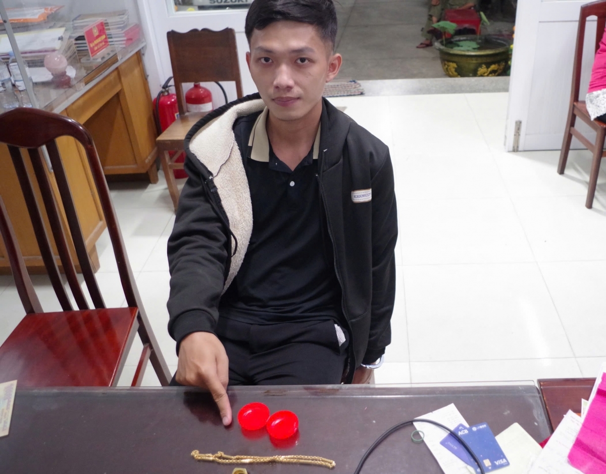 Mang vàng giả đi cầm đồ