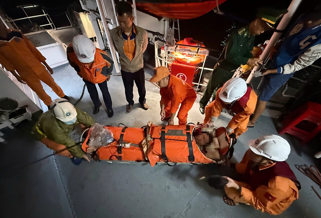 cứu nạn khẩn cấp ngư dân bị tai nạn đứt lìa bàn chân trên biển hình ảnh 1 cuu nan khan cap ngu dan bi tai nan dut lia ban chan tren bien hinh anh 1