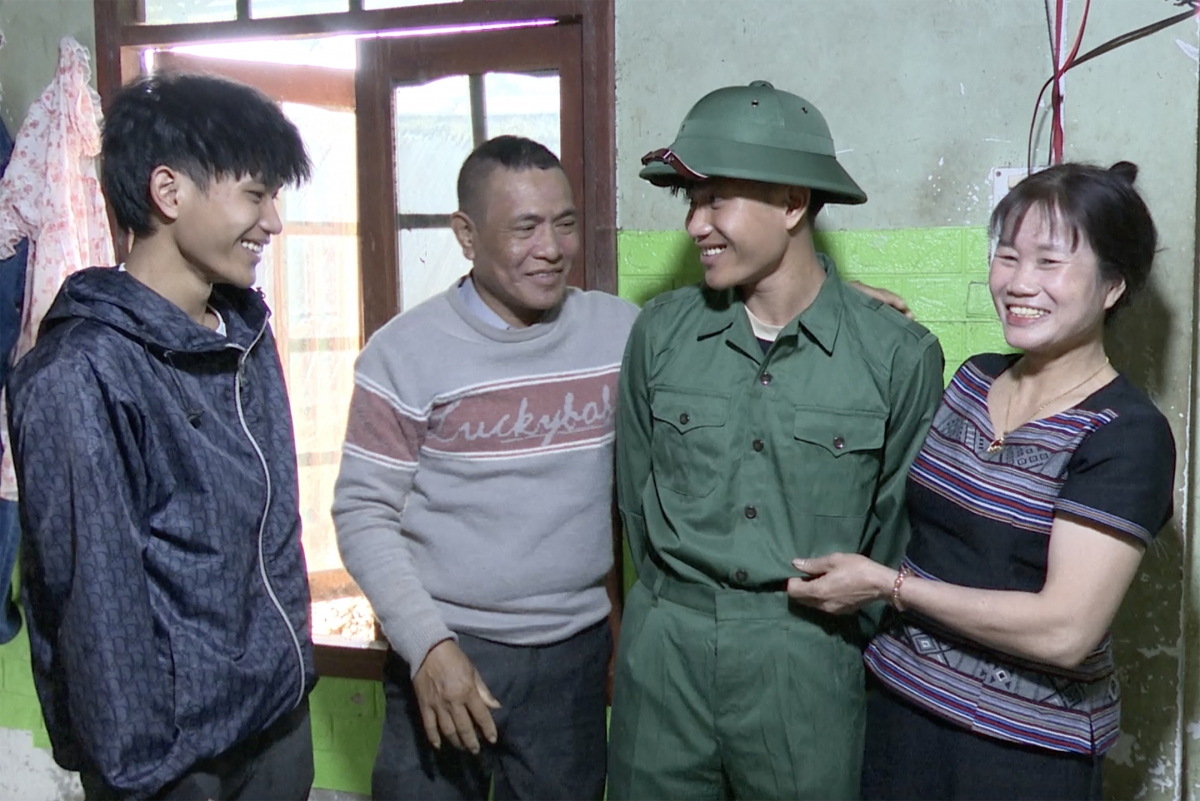Anh em song sinh người H’re ở Quảng Ngãi tình nguyện nhập ngũ