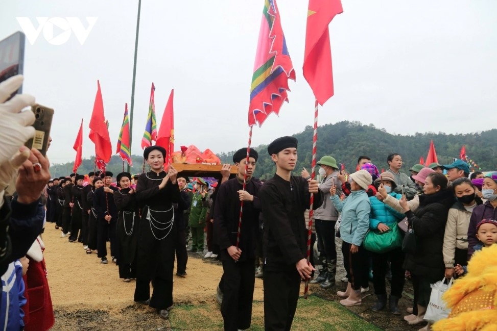 festival in bac kan draws crowds praying for a peaceful year picture 2