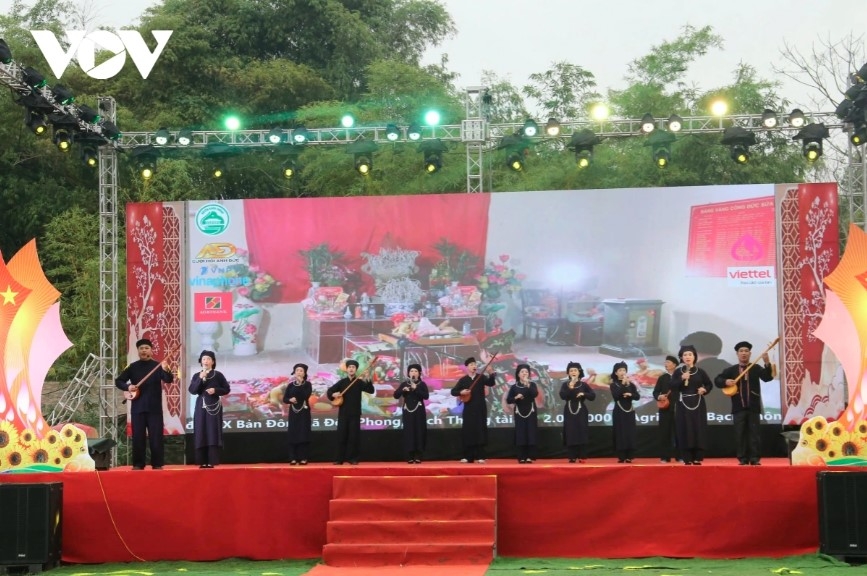 festival in bac kan draws crowds praying for a peaceful year picture 3