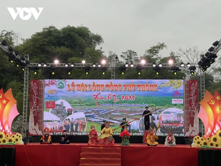 festival in bac kan draws crowds praying for a peaceful year picture 5