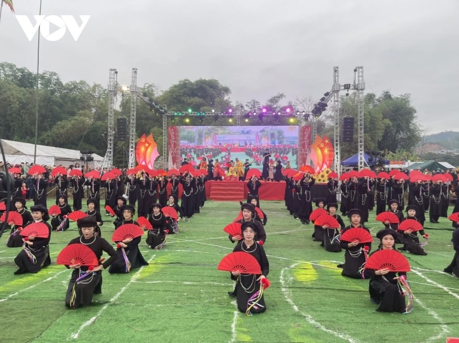 festival in bac kan draws crowds praying for a peaceful year picture 4