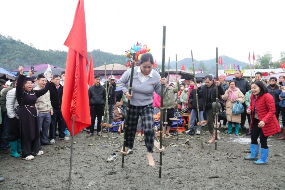 festival in bac kan draws crowds praying for a peaceful year picture 8