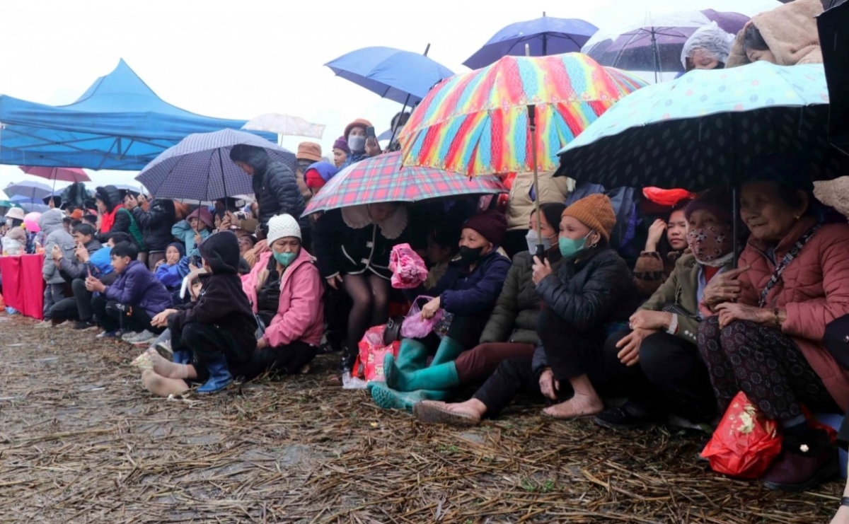 festival in bac kan draws crowds praying for a peaceful year picture 9