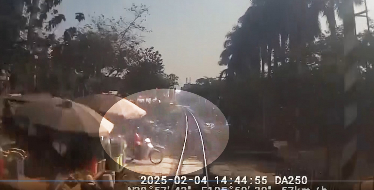 Clip: Khoảnh khắc tàu hỏa va chạm với xe máy khiến tài xế tử vong ở Ngọc Hồi, Hà Nội