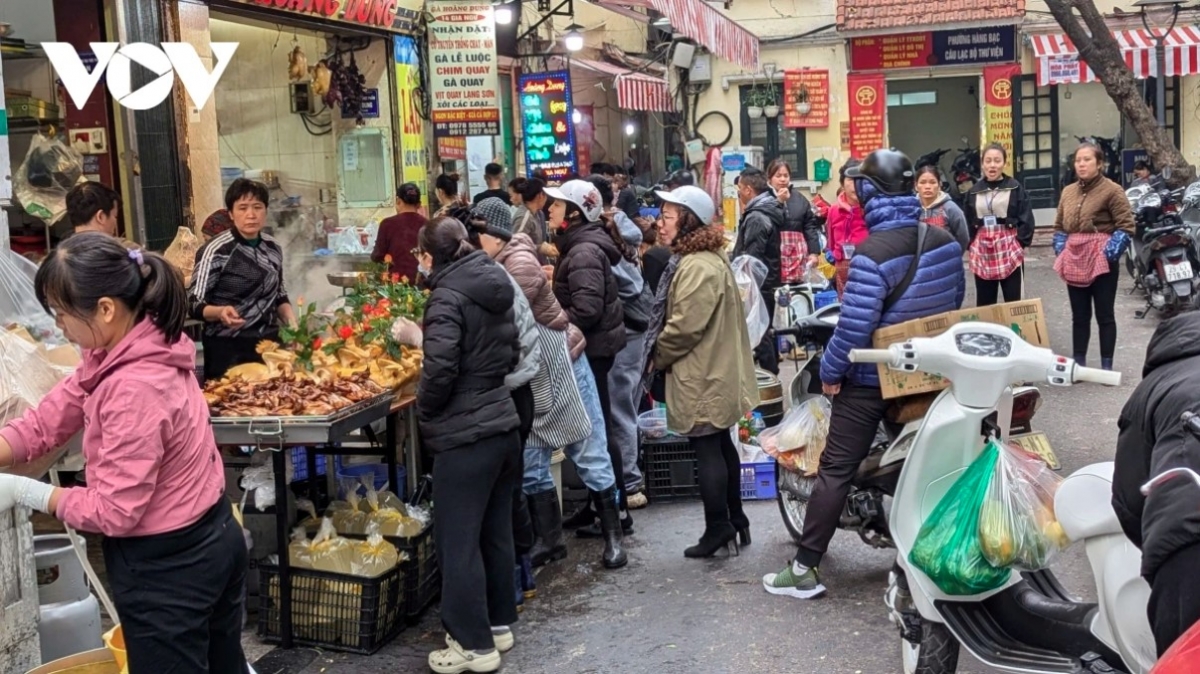 hanoi s market bustling for first full moon festival picture 1