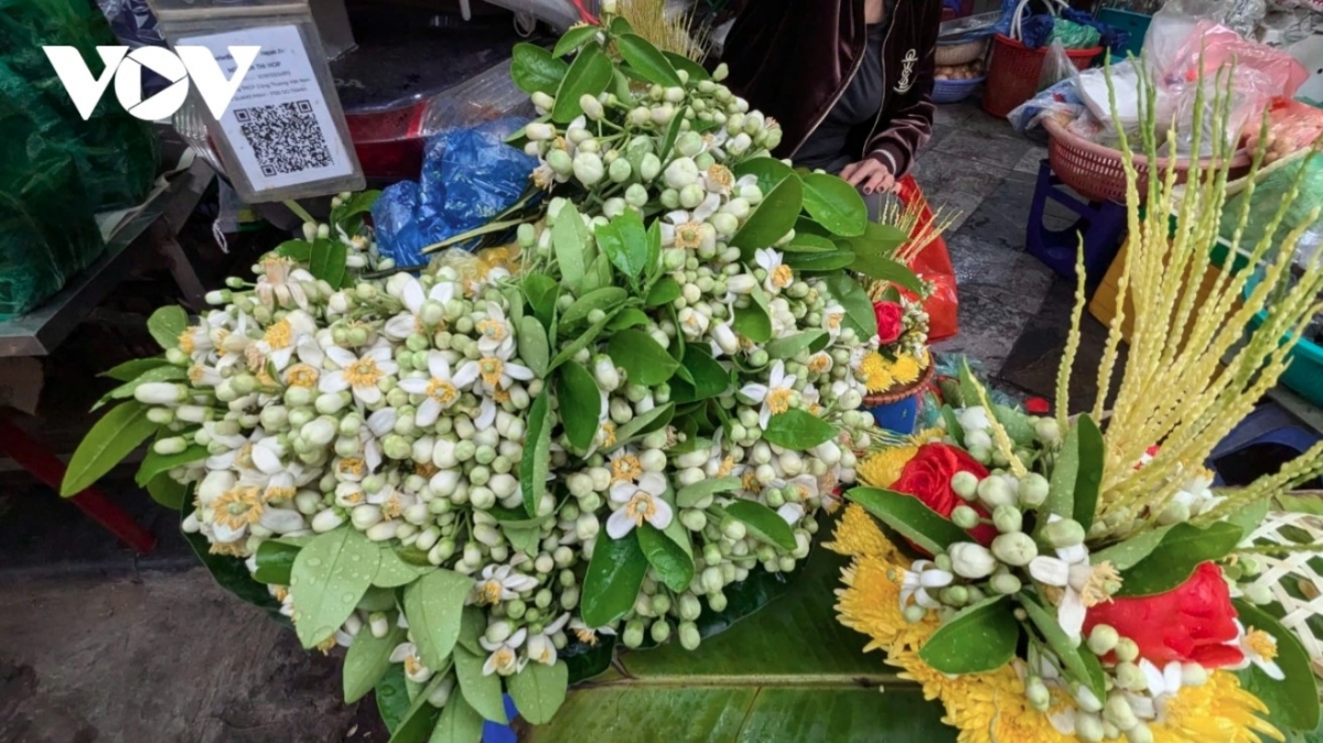 hanoi s market bustling for first full moon festival picture 11